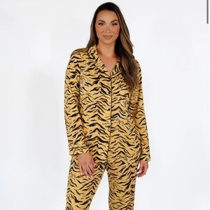 In my Sundays tiger bow. XS